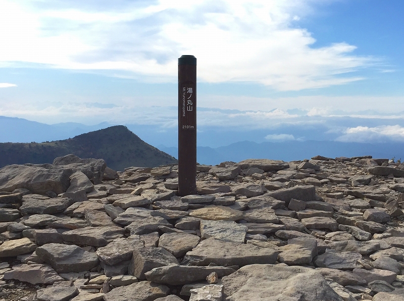 湯ノ丸山山頂 (標高: 2,101m)