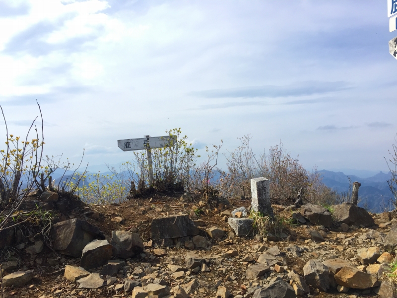 鹿岳二ノ岳 (標高: 1,015m)