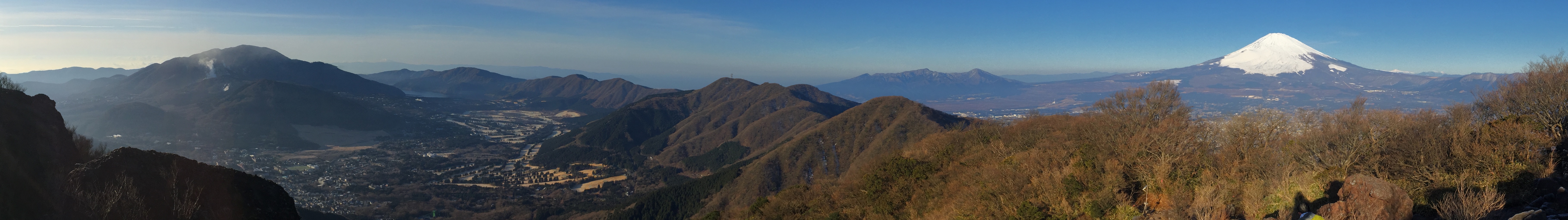 金時山山頂からの大パノラマ: 箱根山～芦ノ湖～愛鷹山～富士山～南アルプス