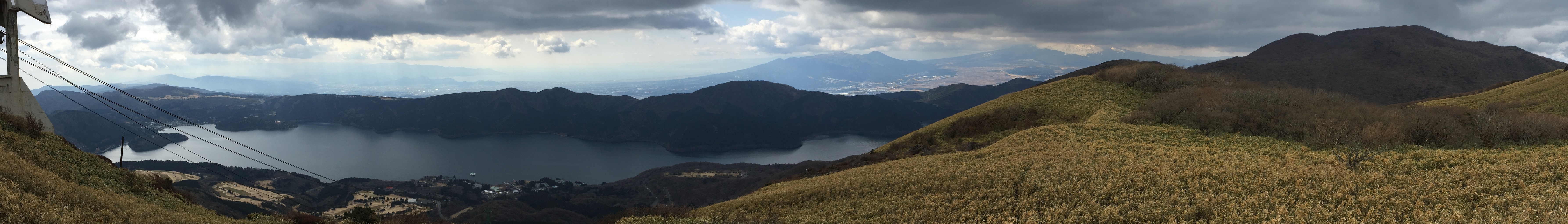 西側パノラマ： 芦ノ湖・駿河湾～富士山～神山