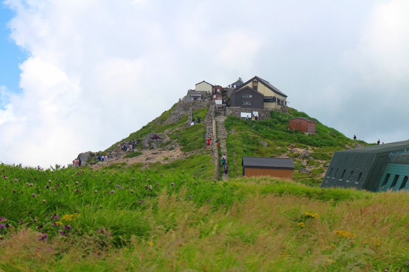 月山山頂・月山神社(標高: 1,984m)