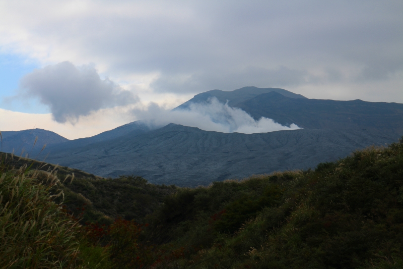 噴煙を上げる阿蘇山火口
